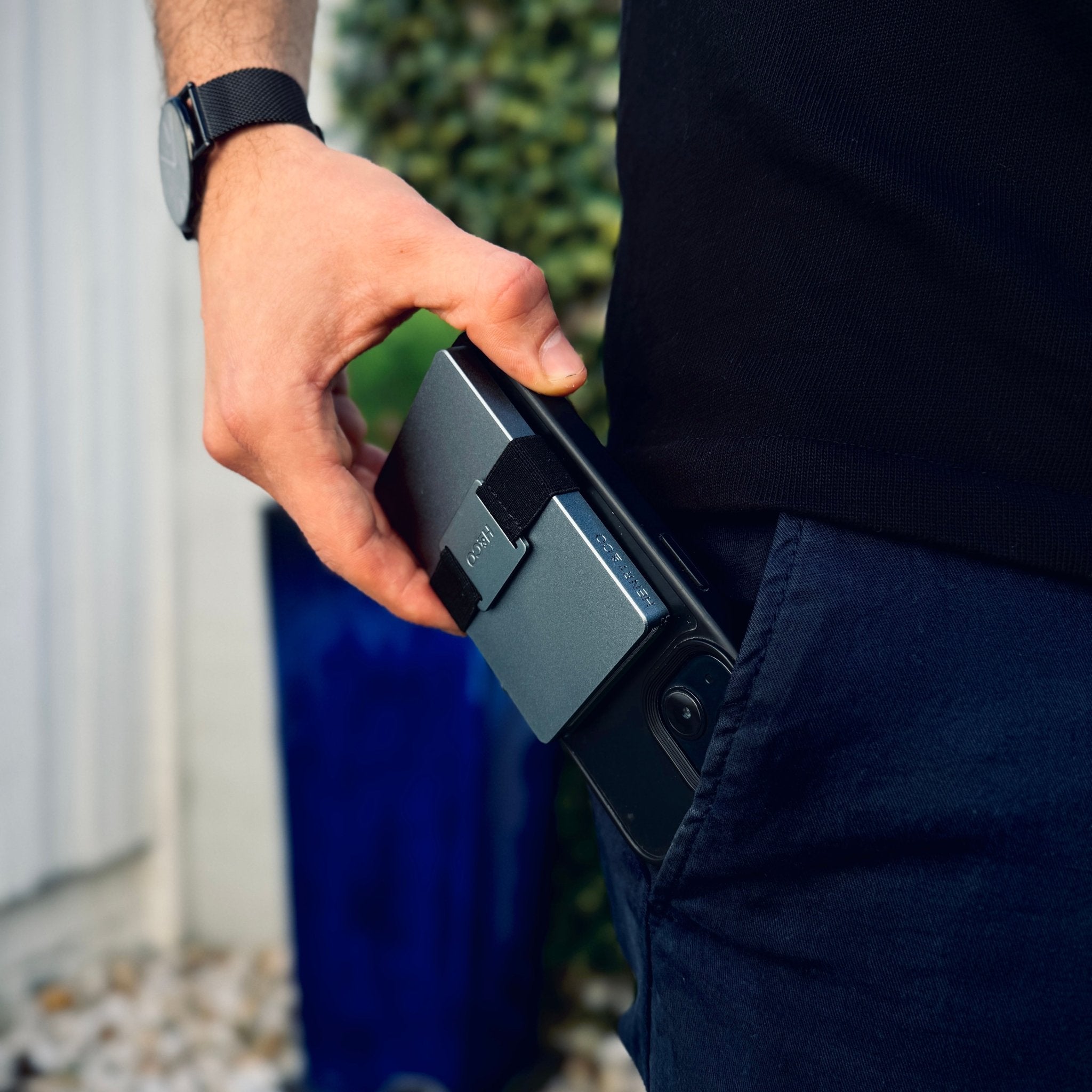 Never Lose Your Wallet Again: Discover the Magnetic Magic of the Evolve Smart Wallet - Henry & Co