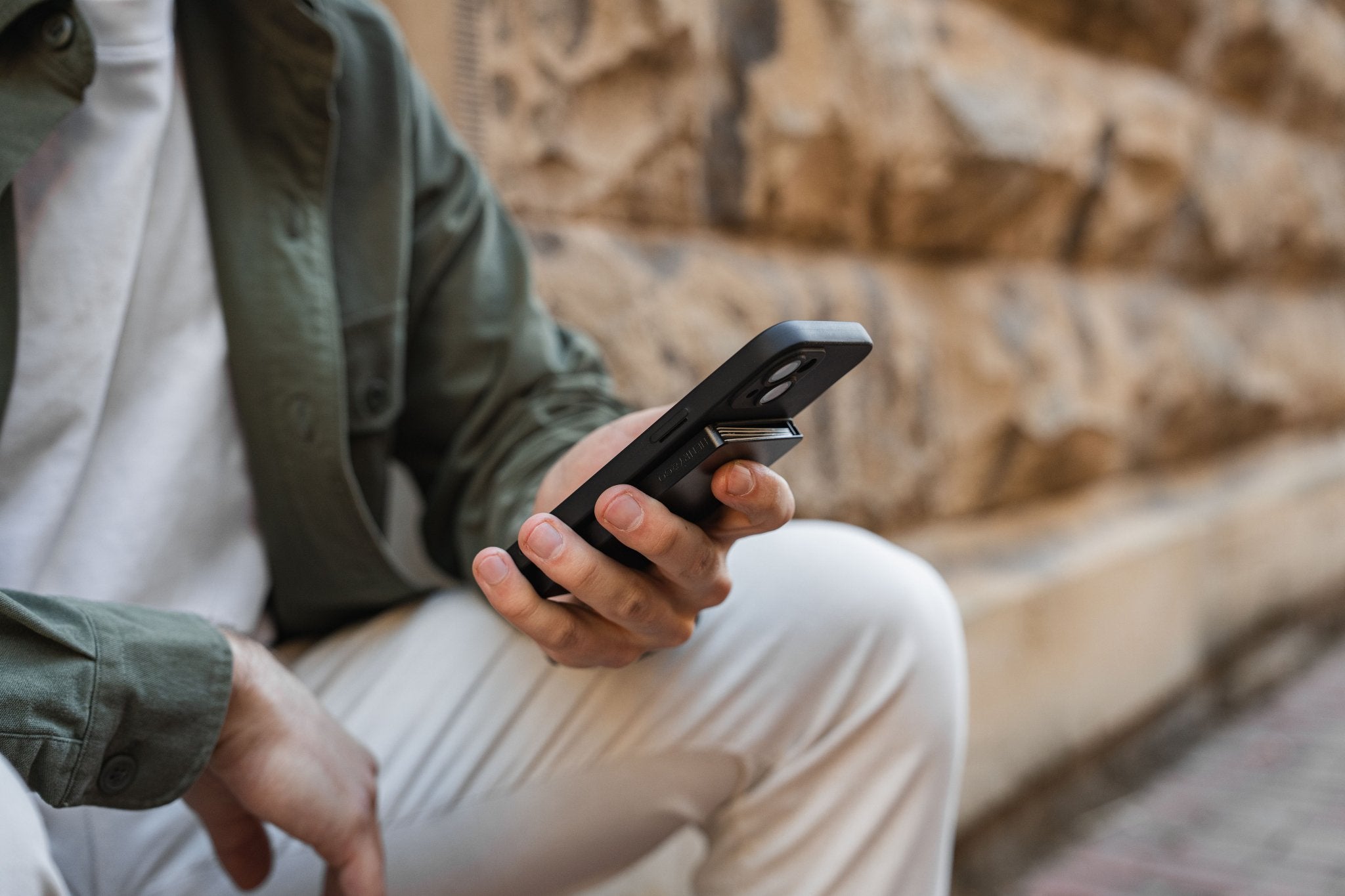 What Is a MagSafe Wallet and Why the Evolve Smart Wallet Is the Perfect Choice - Henry & Co